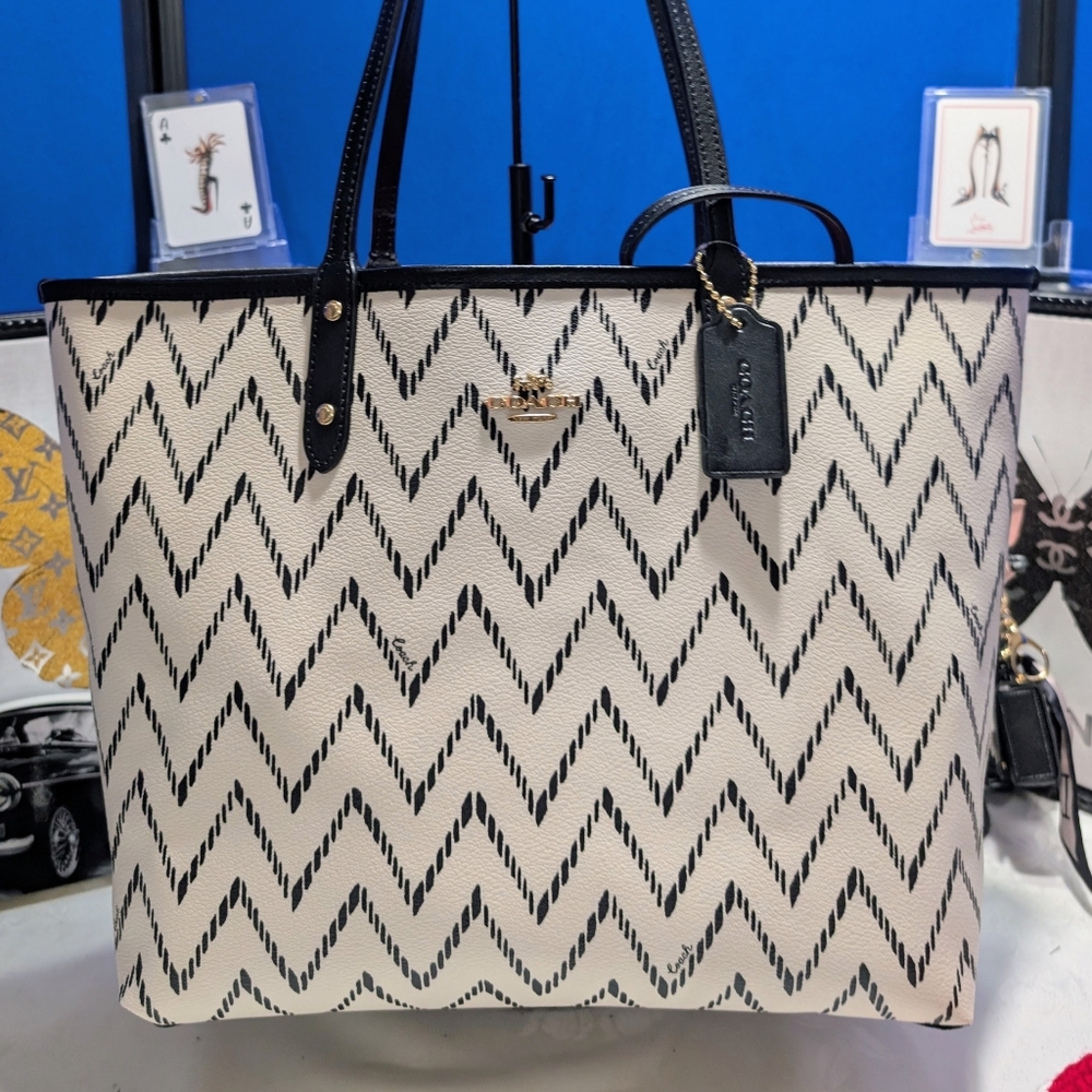 Coach Reversible City Tote In Geo Chevron Print And  Black Coated Canvas - NEW🔥